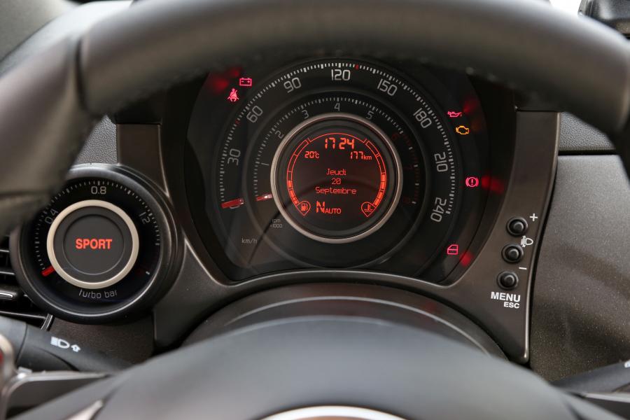 Панель приборов Abarth 595 Competizione 2011 года  (фото 8 из 32)